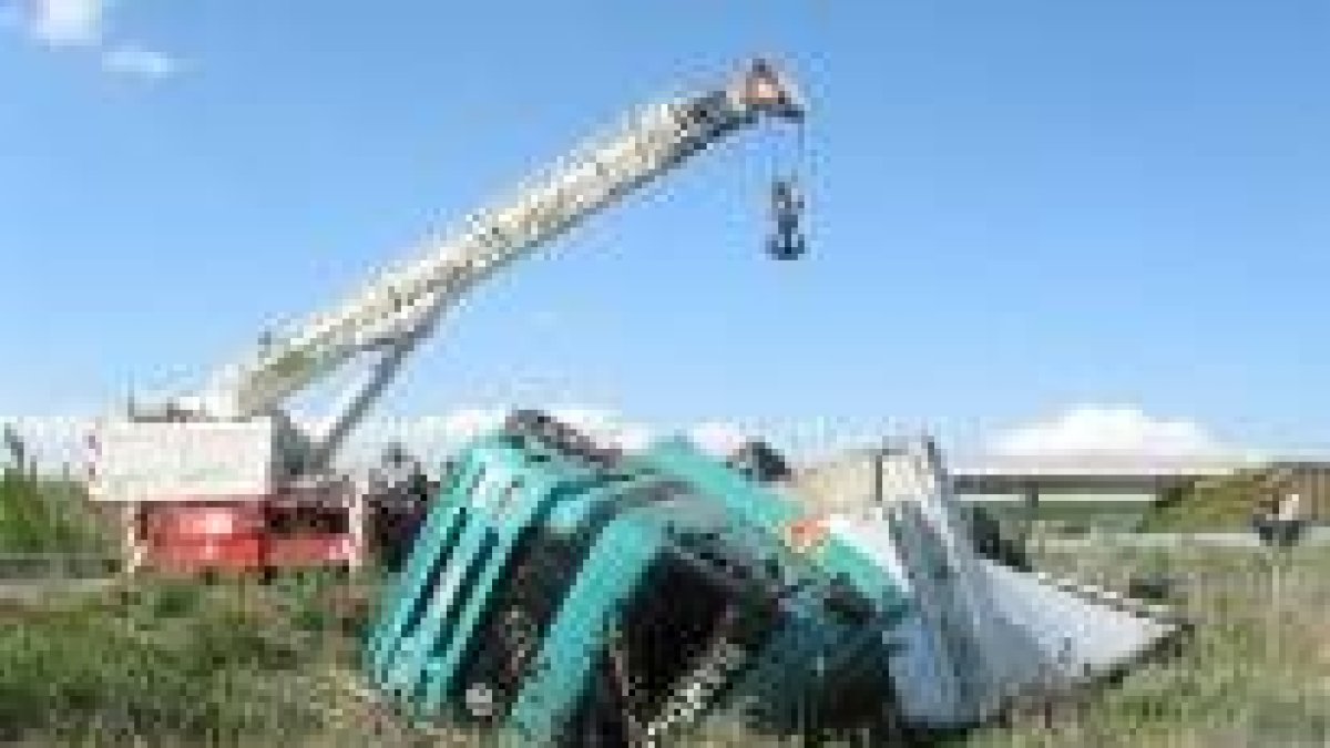Pese a la deformación que sufrió la cabina del transporte, el conductor recibió el alta ayer mismo