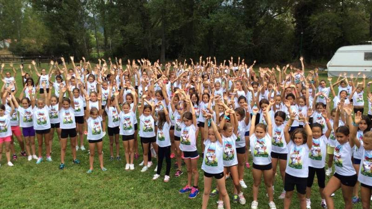 Desde clases de gimnasia con sus recpectivos aparatos a otras de baile conforman el programa del campus del Club Ritmo que este 2014 ha reunido a 150 alumnas en León