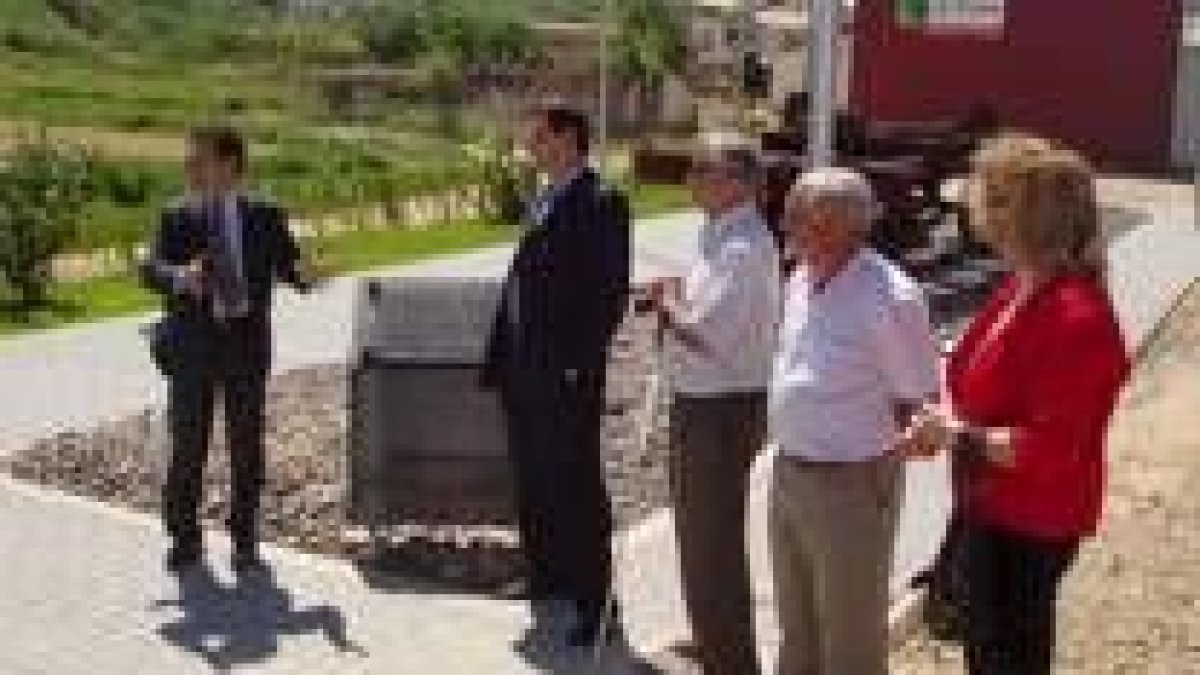 Las autoridades inauguran el entorno de la vía, con el antiguo vagón al fondo