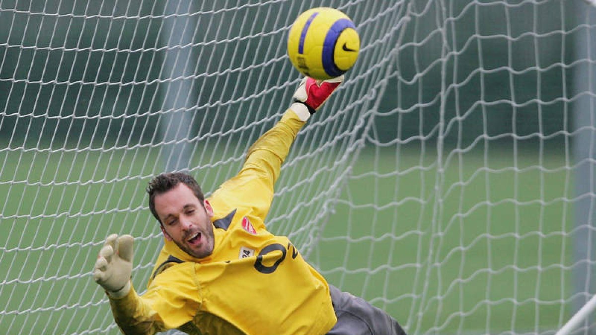 Manuel Almunia se gana la vida ahora en el Wattford de la segunda categoría.