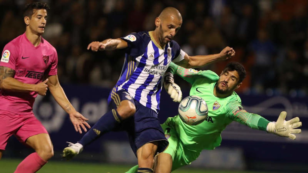 Yuri remata a puerta ante Munir. L. DE LA MATA