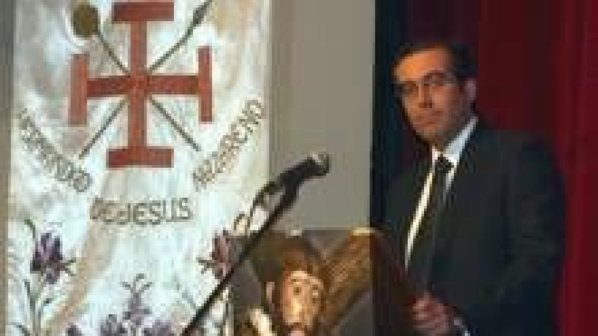 Enrique López, en un momento de su pregón al lado del estandarte de la Hermandad de Jesús Nazareno