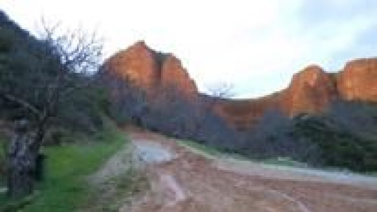 El corrimiento de tierras de una ladera inestable en Las Médulas bloquea el acceso a la Cuevona
