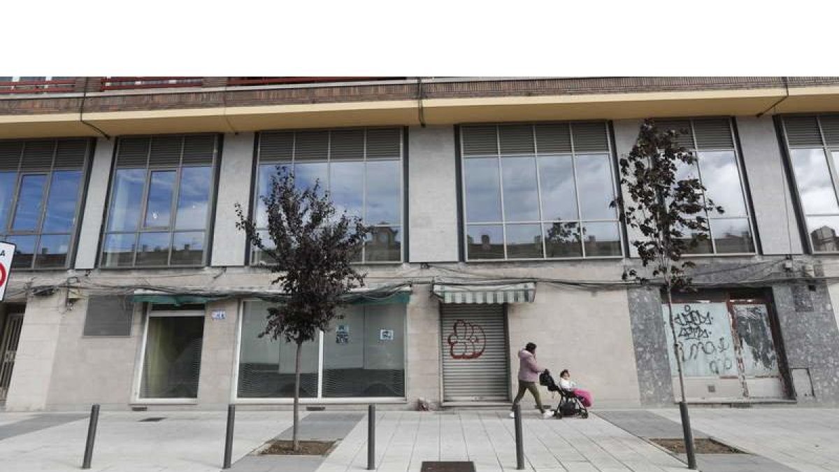 La antigua fachada de rejas del economato ahora ya luce su imagen acristalada. JESÚS F. SALVADORES