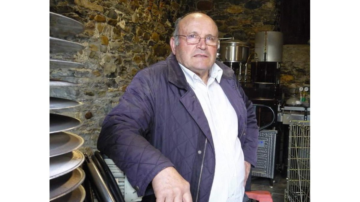 Amador Sánchez, en la bodegaque ocupa una vieja casona de piedra en Sorribas.