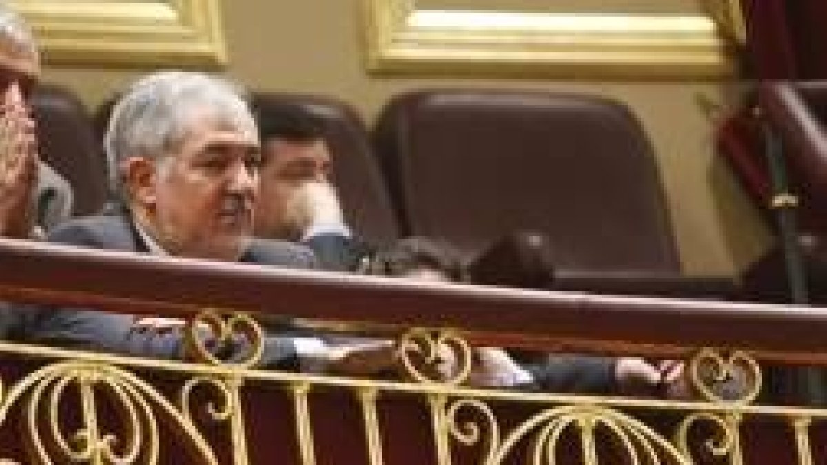 Conde-Pumpido, en la tribuna de invitados en el pleno del Congreso