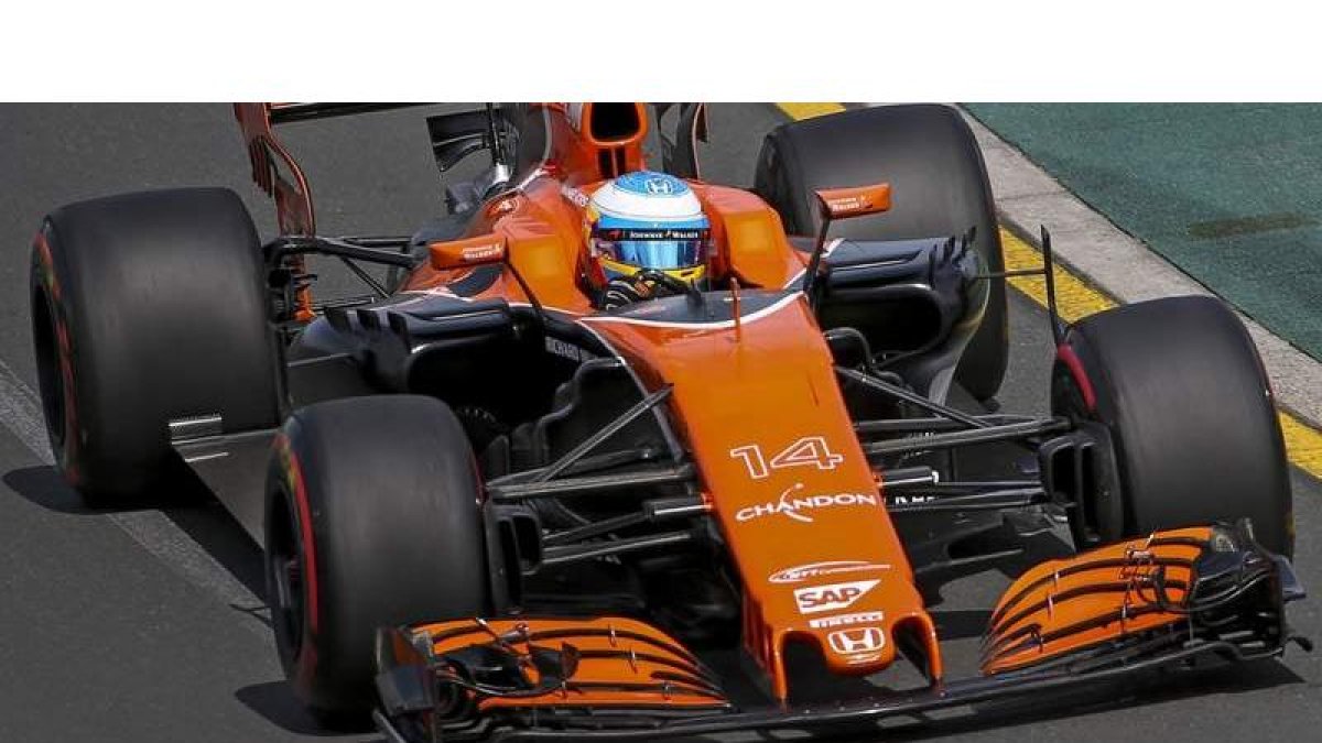 Fernando Alonso, de McLaren, dirige su monoplaza durante los entrenamientos libres. DIEGO AZUBEL