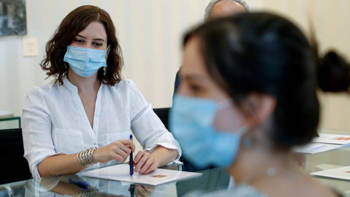 presidenta de la comunidad de madrid, isabel díaz ayuso, recibe a una representación de médicos. EMILIO NARANJO