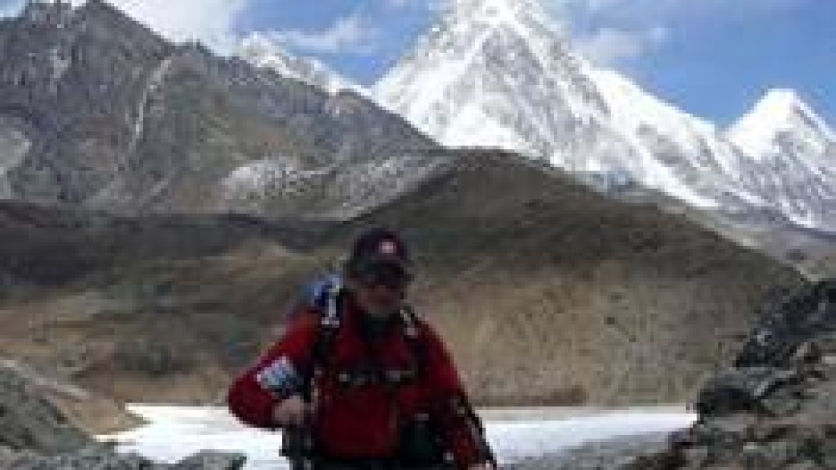 Calleja posa delante de la montaña Pumori, próxima a la de Kala Patar, durante su aclimatación