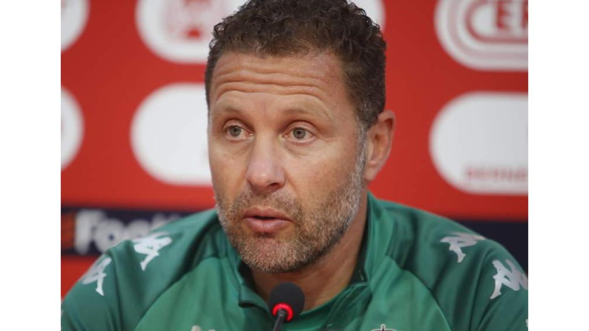 Curro Torres, entrenador de la Cultural y Deportiva Leonesa. RAMIRO