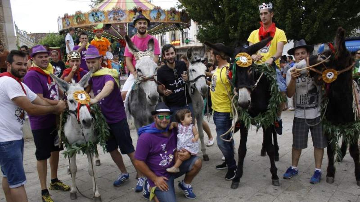 Los participantes en la burrada de Boñar y los ganadores de la carrera, posan en la plaza del Negrillón. CAMPOS