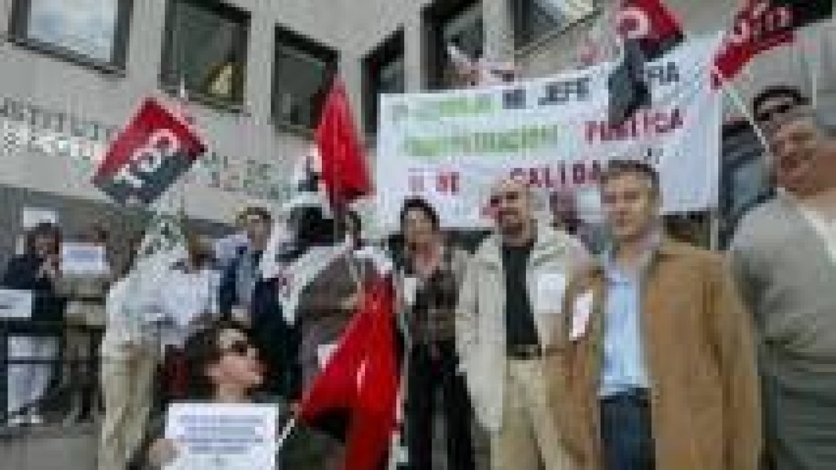 Los trabajadores del INSS concentrados a las puertas del edificio en la avenida de la Facultad