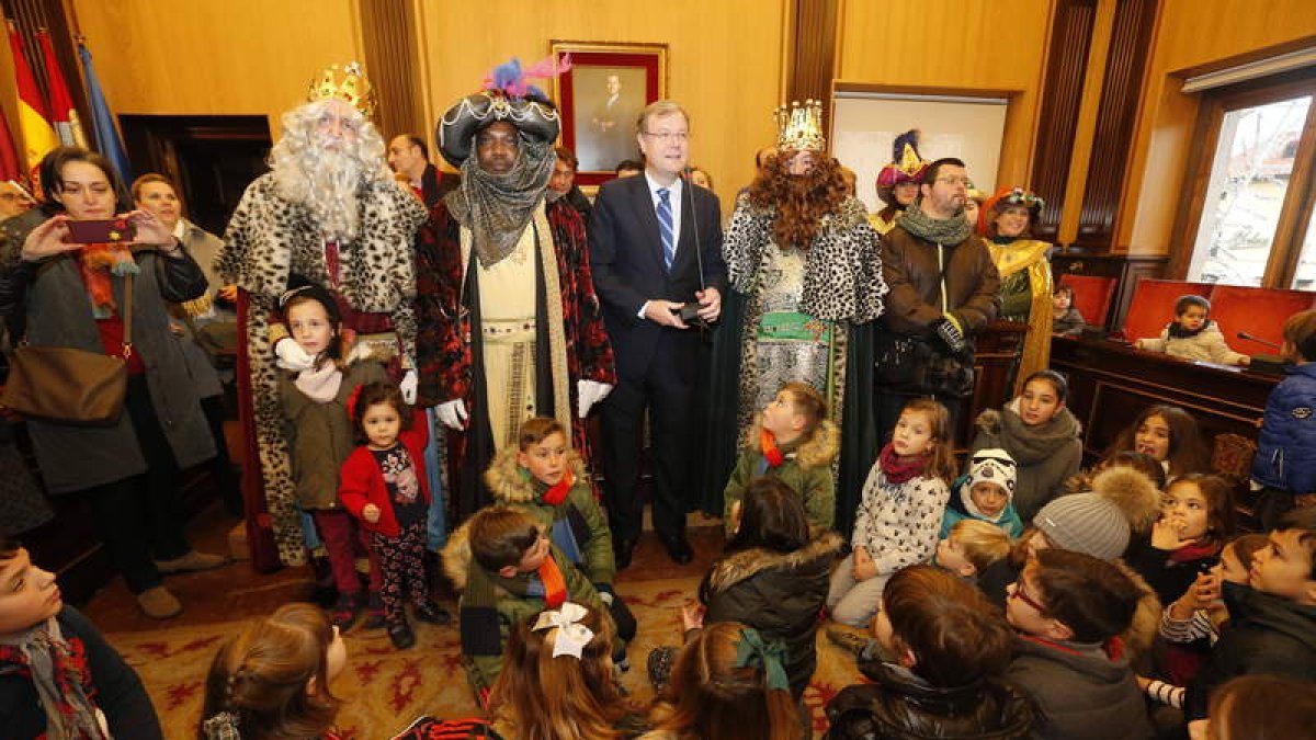 Los tres Reyes Magos, junto al alcalde y a una parte de la corporación.
