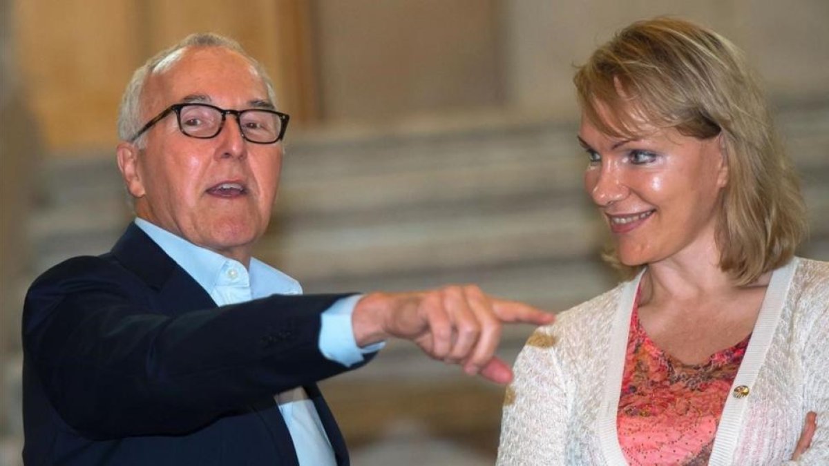 Frank McCourt habla con Margarita Louis-Dreyfus en el Ayuntamiento de Marsella, este lunes.