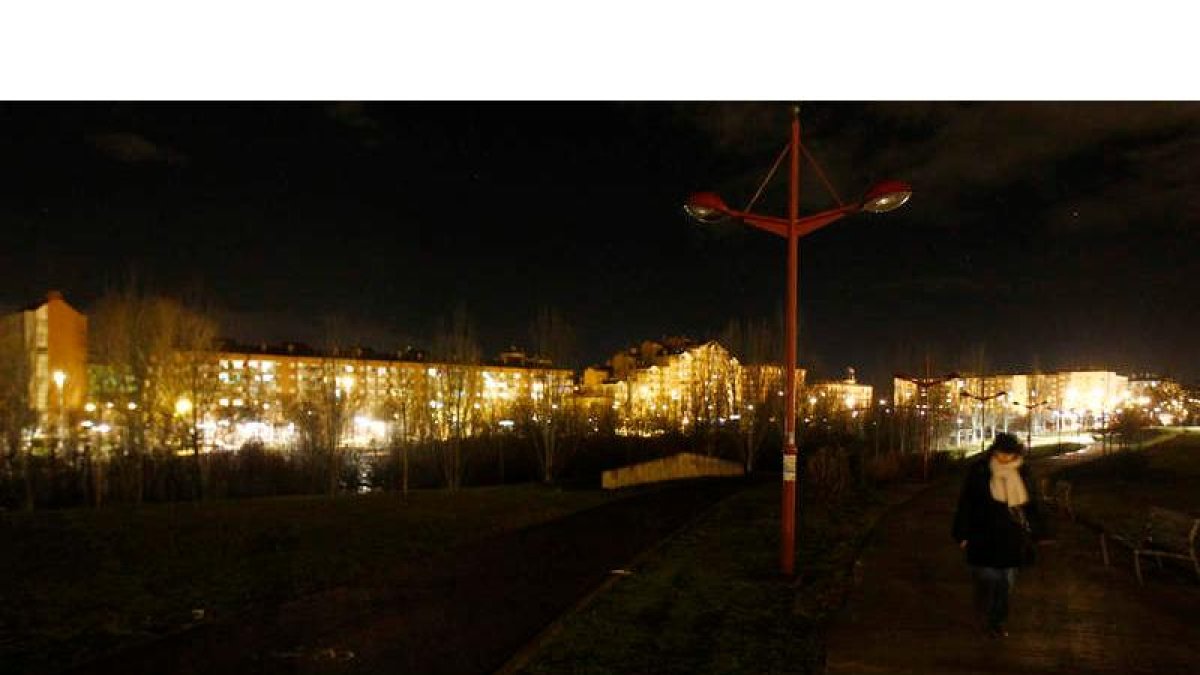 El paseo fluvial está a oscuras por encima del tanatorio, excepto en los espacios de acceso de las pasarelas.