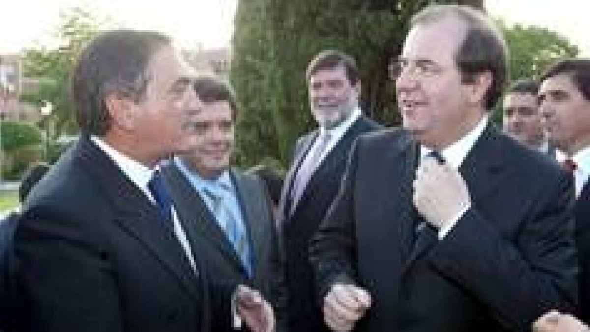 El presidente Herrera conversa con los premiados, Raúl Franco es el segundo por la izquierda