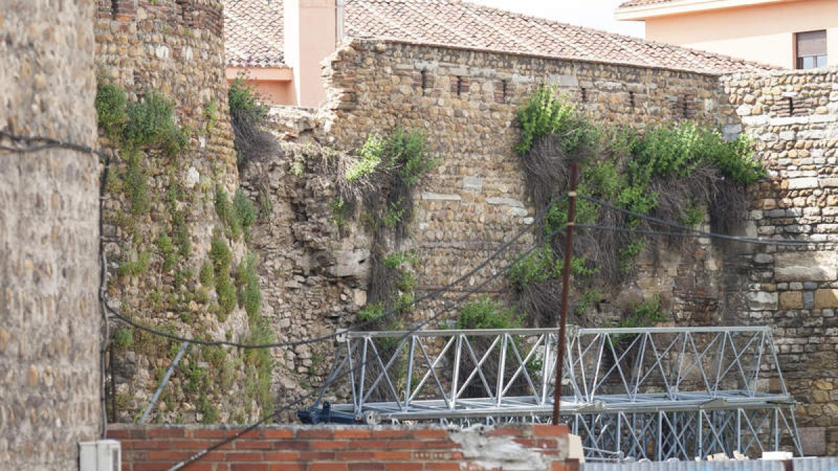 Vista de la parte de muralla derrumbada, en la zona de Era del Moro. F. OTERO PERANDONES