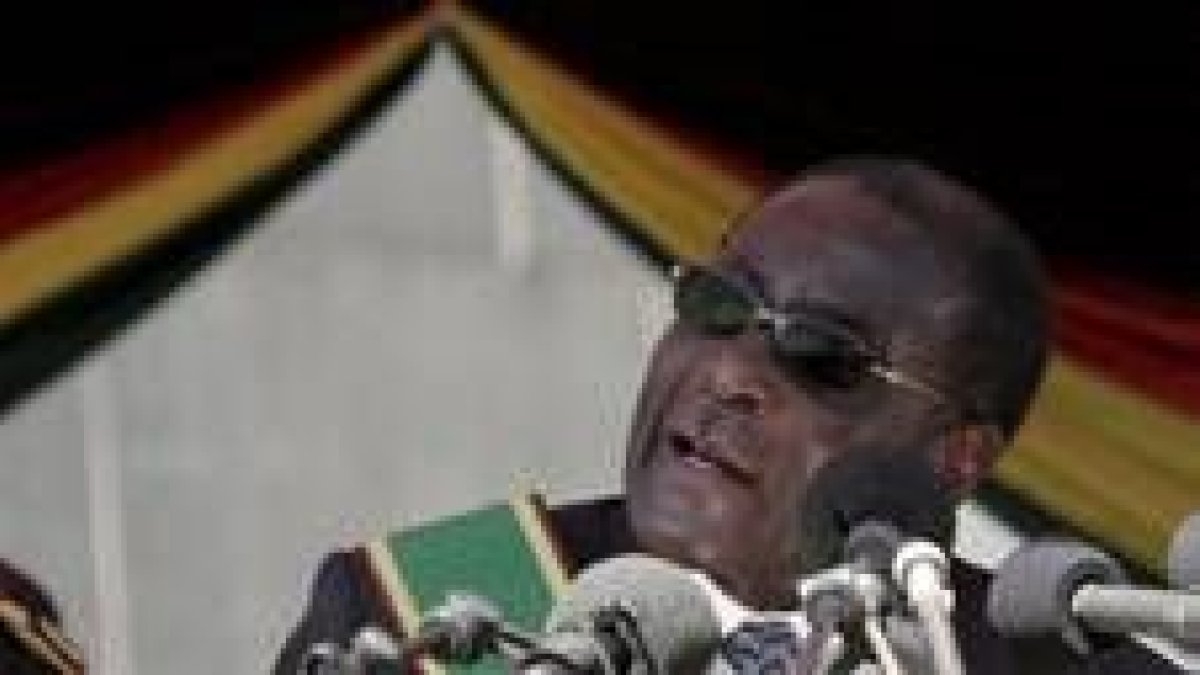 El presidente Mugabe se dirige a la multitud durante una celebración