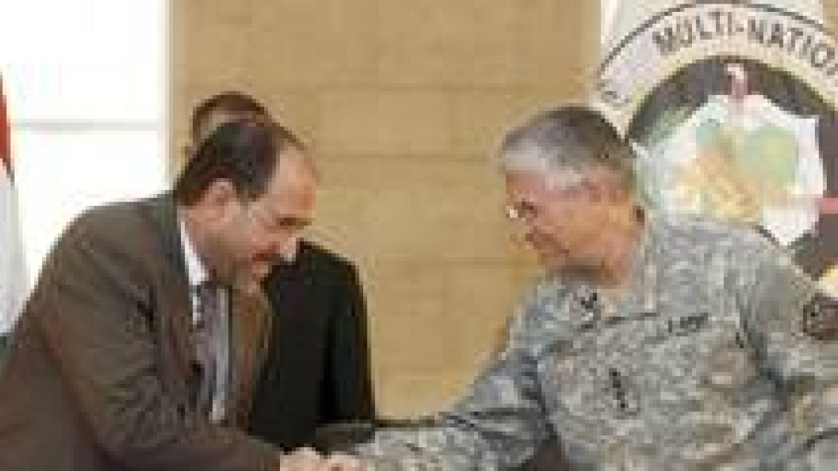 Maliki y el general Casey en el acto de traspaso de competencias