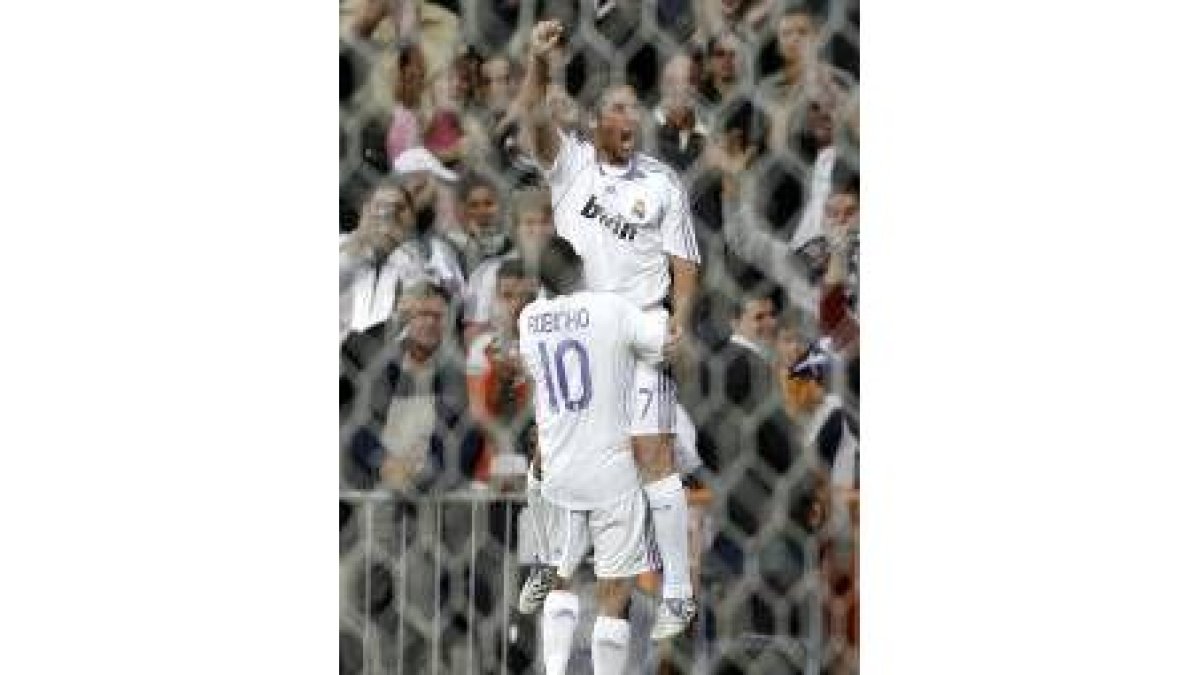 Robinho y Raúl festejan el gol que ponía por delante al Real Madrid