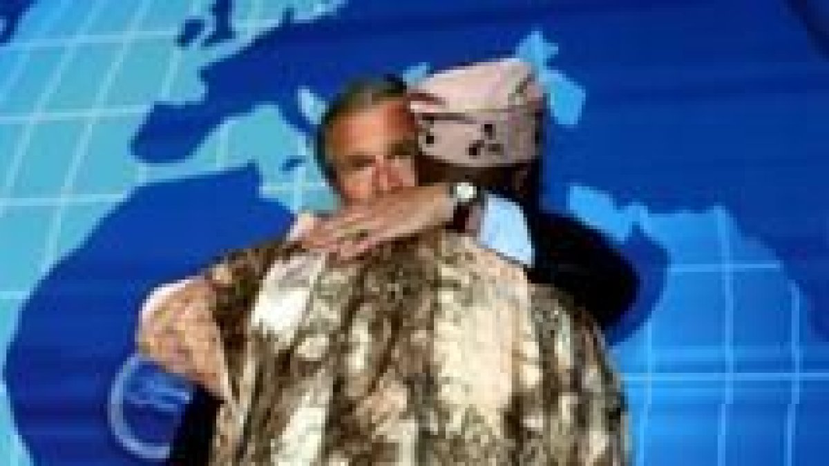Bush se abraza efusivamente con el presidente nigeriano, país con el que mantiene buenas relaciones