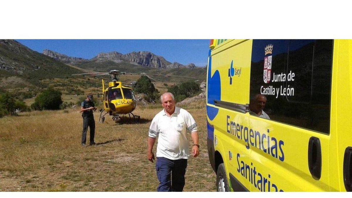 Un helicóptero y una ambulancia del 112 en la zona del siniestro