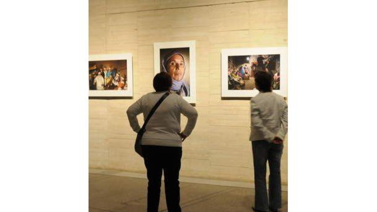 Dos escenas del documental. En la foto inferior, el director Alberto Taibo al fondo