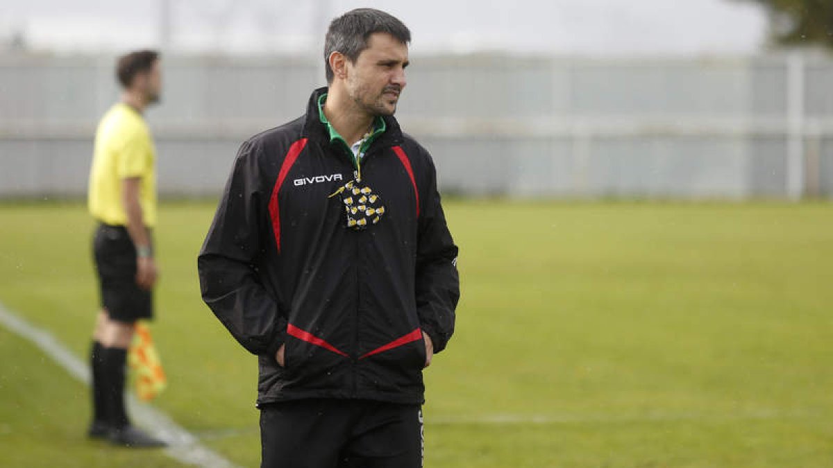 Sergio González ‘Nanín’, técnico de La Virgen. FERNANDO OTERO