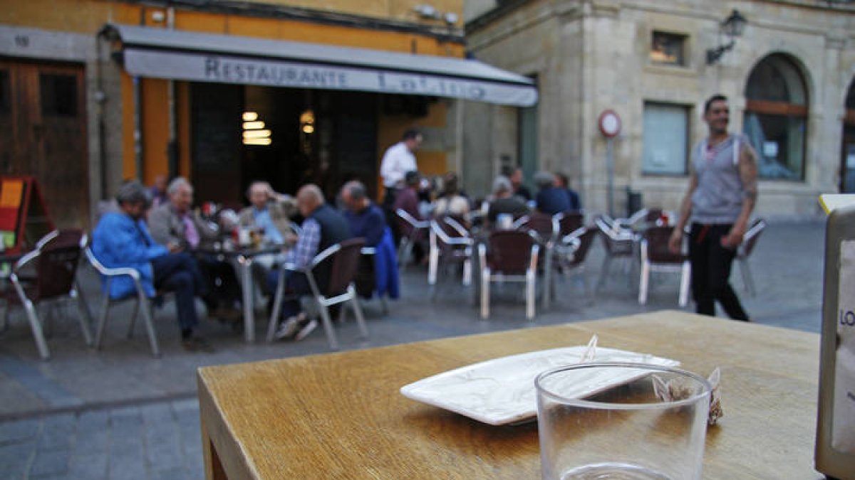 Una terraza del Barrio Húmedo de León. FERNANDO OTERO