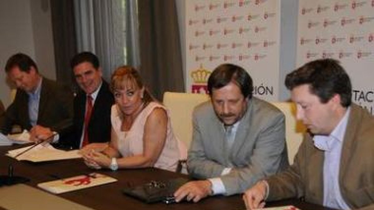 Sonneveld, Pedro García, Carrasco, Lupicinio Rodrigo y Pedro Cañón, ayer en la Diputación.