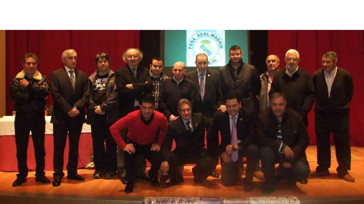 Los conferenciantes y los directivos de la peña bañezana posaron en el escenario del Teatro.