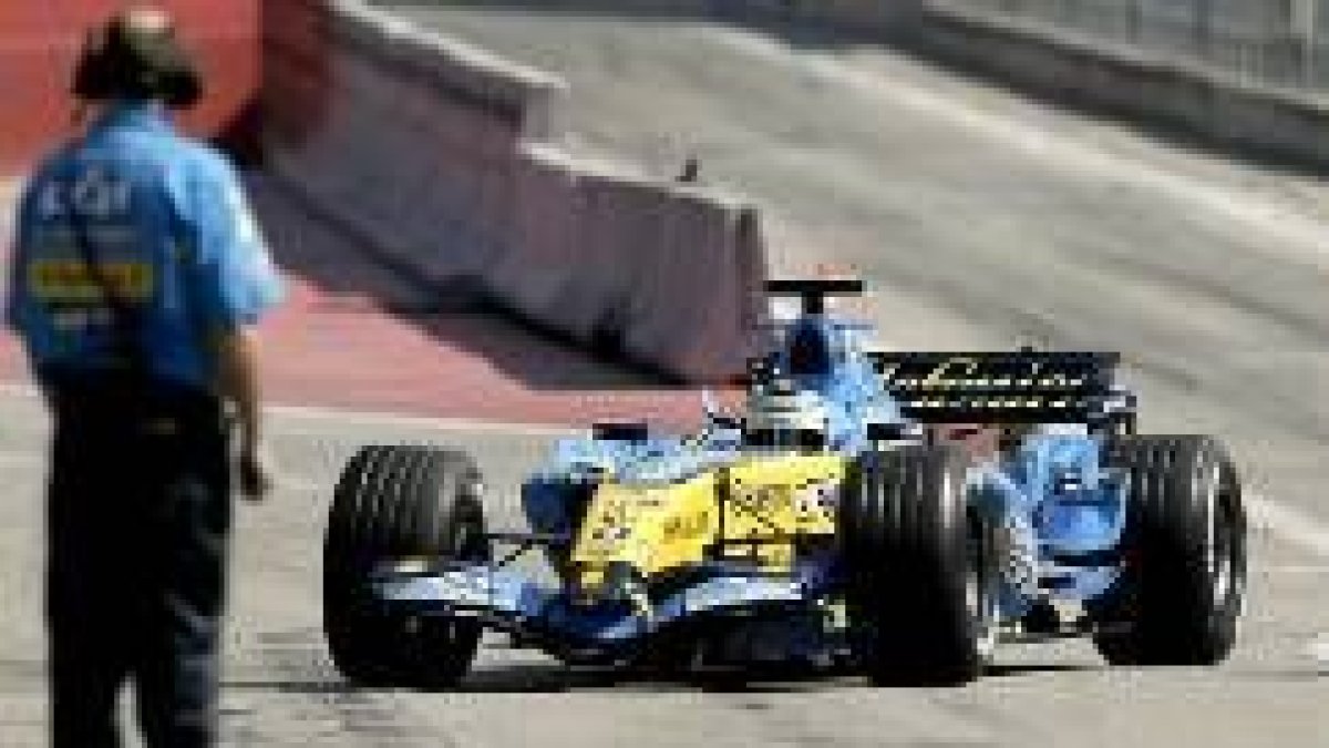 El Renault R26 de Fernando Alonso, en un momento de los entrenamientos en el circuito de Montmeló