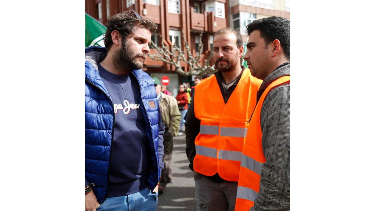 La explanada de la Delegación de Junta se quedó pequeña para acoger a los ochocientos tractores que tras recorrer las calles de León fueron aparcados allí hasta media tarde.
