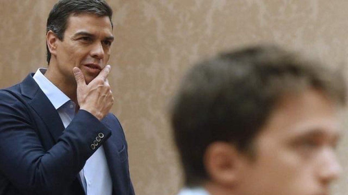 Pedro Sánchez, ayer, durante el acto de constitución de la Mesa de la Diputación Permanente. J.C.H.