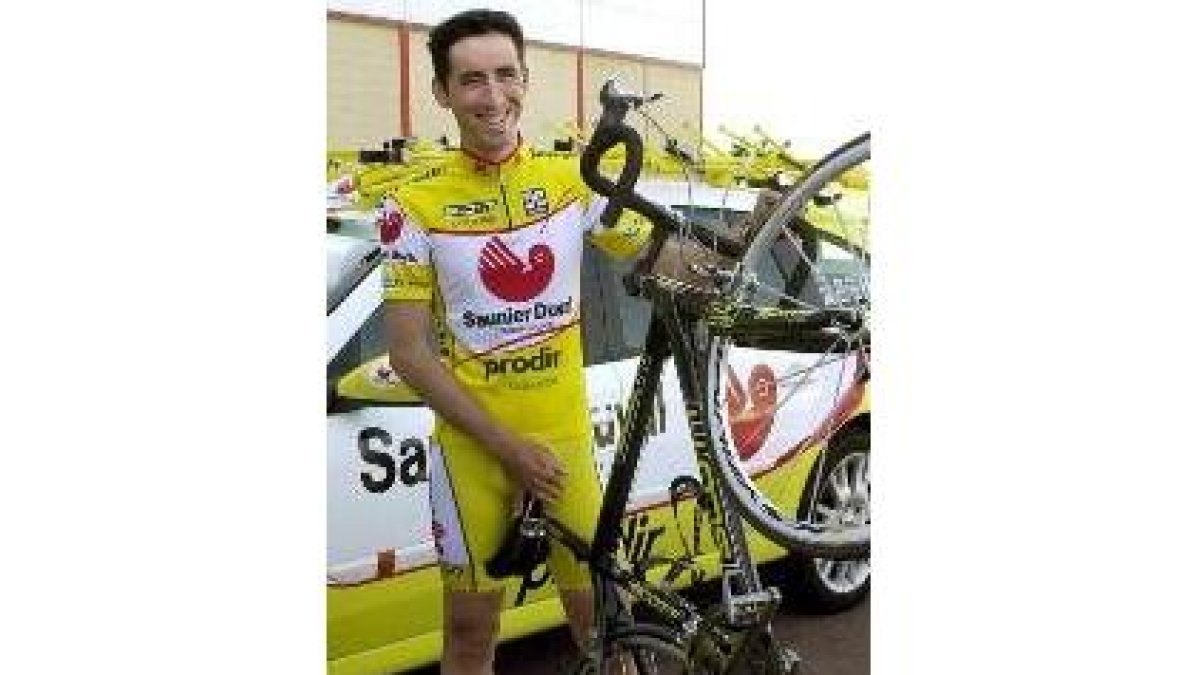Beloki posa con el que ya es el maillot de su nuevo equipo en España