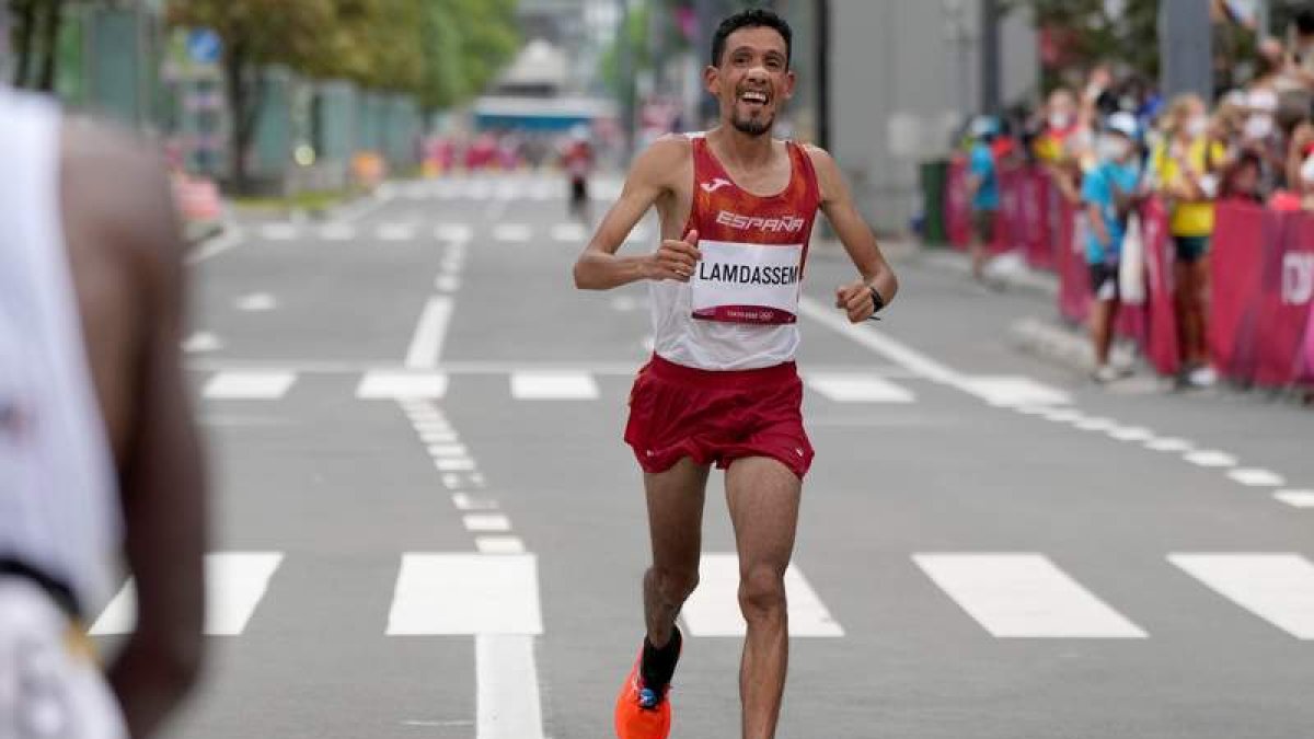 Landassem cruzando la línea de meta durante la final de maratón. KIMIMASA MAYAMA