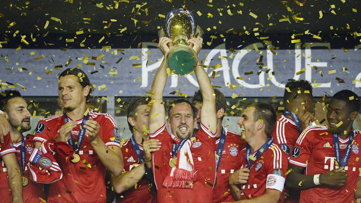 Ribery levanta la copa de campeones de la Supercopa que el Bayern tuvo que sudar frente al Chelsea.