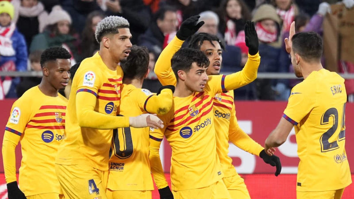 Pedri hizo el único gol del partido que sirve para mantener firme al Barcelona en el liderato. D. BORRAT