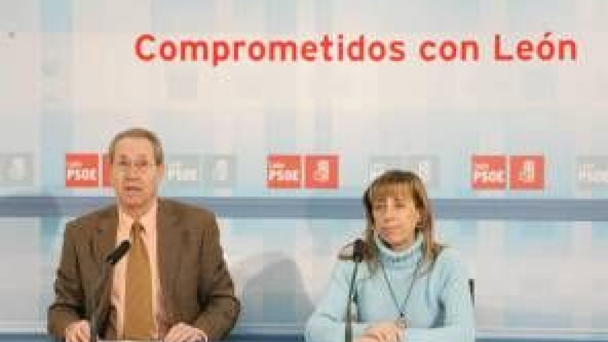Los procuradores socialistas Antonio Losa e Inmaculada Larrauri, ayer en la rueda de prensa