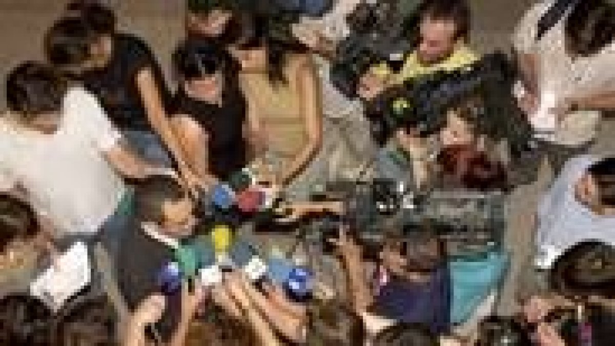 Rafael Simancas atiende a los periodistas en la Asamblea de Madrid