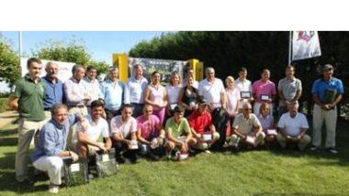 Los ganadores del XIV Torneo DIARIO DE LEÓN posan con autoridades y directivos del periódico.
