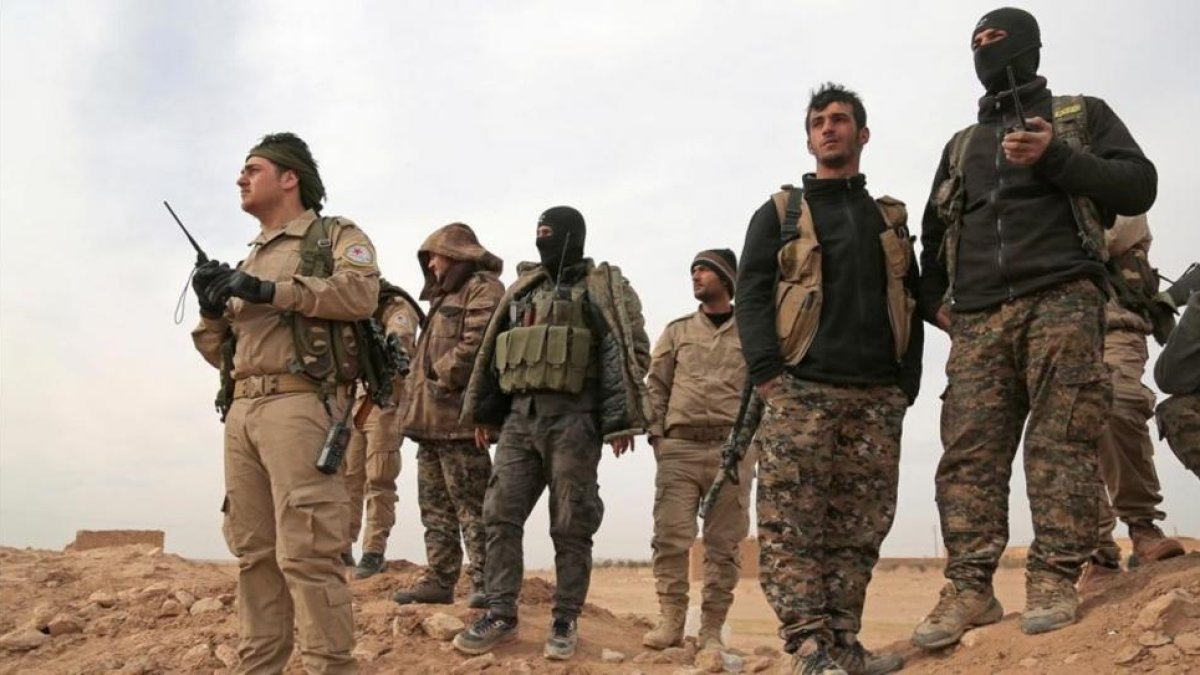 Miembros del las Fuerzas Sirias Democráticas que participan en la ofensiva contra el Estado Islámico en Raqqa.