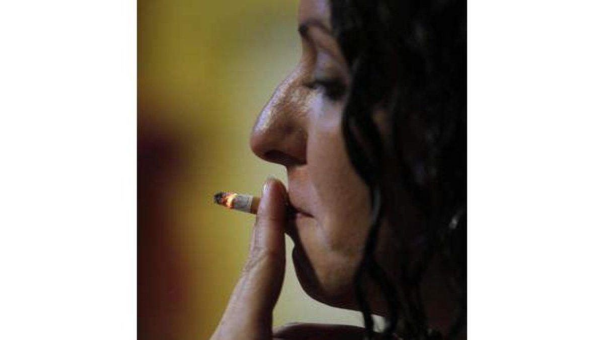 La población de 15 a 34 años fuma menos.