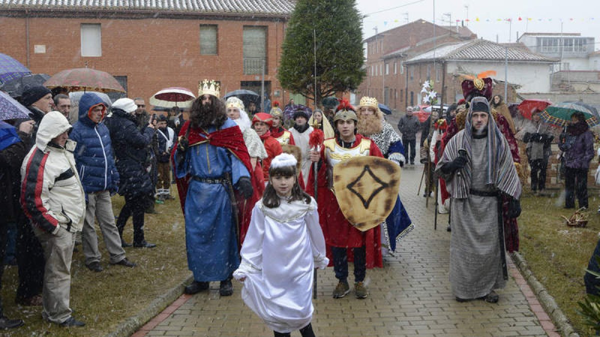 El cortejo llega a la parroquia antes de celebrarse la representación. ACACIO