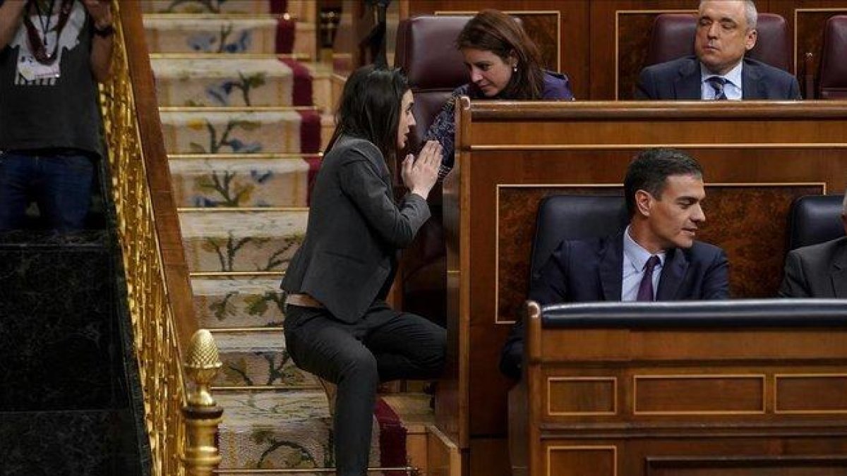 Irene Montero y Adriana Lastra conversan en presencia de Pedro Sánchez, el pasado 12 de febrero en el Congreso de los Diputados.