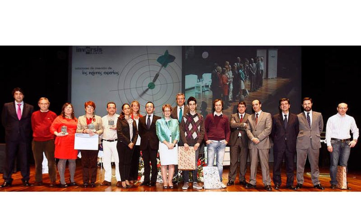 Los analistas que repasaron ayer las estrategias de inversión posan con los ganadores del Concurso de Bolsa, y quienes les entregaron los premios.