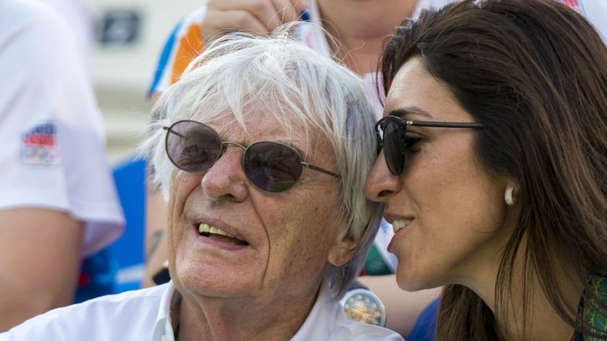 Bernie Ecclestone y su esposa, Bibiana Flosi, en las gradas del Holanda-Venezuela de voley playa femenino de los Juegos Olímpicos de Río, este sábado.