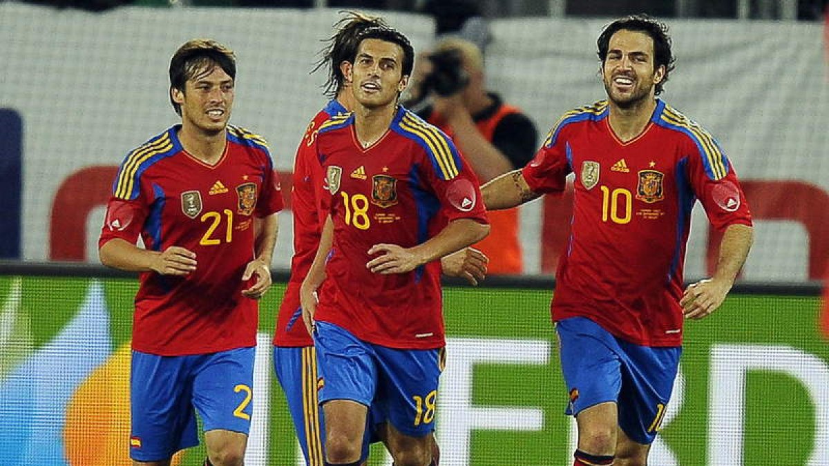 Cesc Fabregas celebra con sus compañeros el gol del triunfo ante Chile en el amistoso.