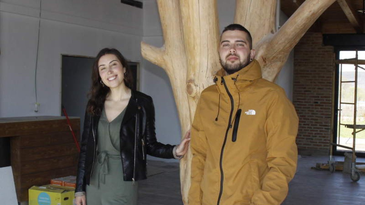 Los hermanos Olga y Marcos Fernández, junto al árbol que han colocado dentro del edificio. CAMPOS
