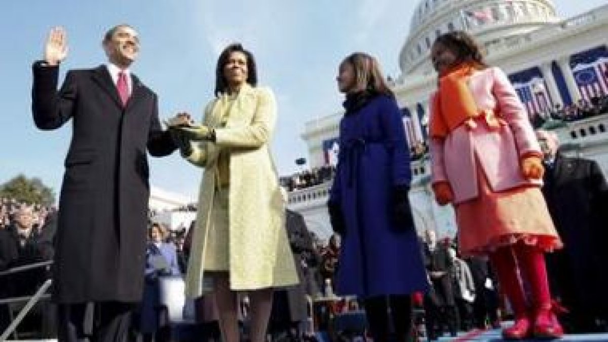 Obama jura su cargo como presidente de Estados Unidos ante su mujer, Michelle, y sus hijas, Malia y